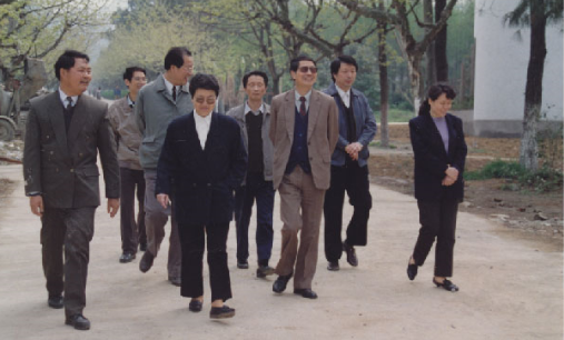 1994年4月，原国家科技部部长朱丽兰（右二）莅临浙化院视察。